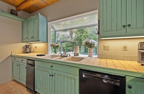 Forest Meadows Casa | 15 minutes from Murphys, Bocce Ball, Hot Tub, Pool Table, Sleeps 12