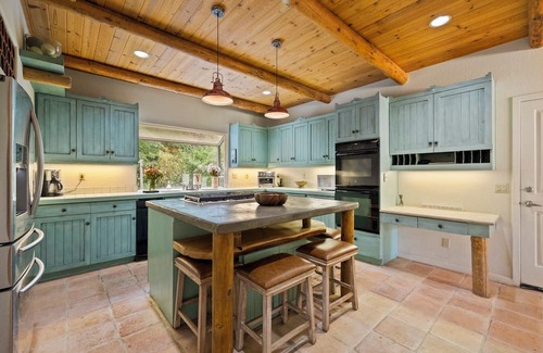 Forest Meadows Casa | 15 minutes from Murphys, Bocce Ball, Hot Tub, Pool Table, Sleeps 12