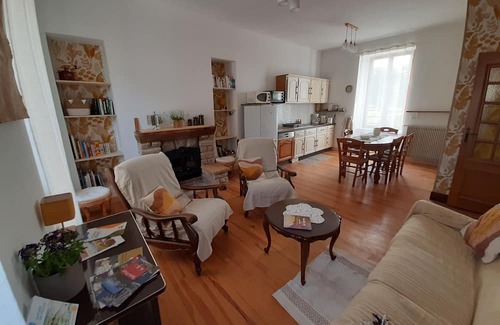 Ruynes-en-Margeride Casa | The old village school welcomes you to the heart of the beautiful Margeride.