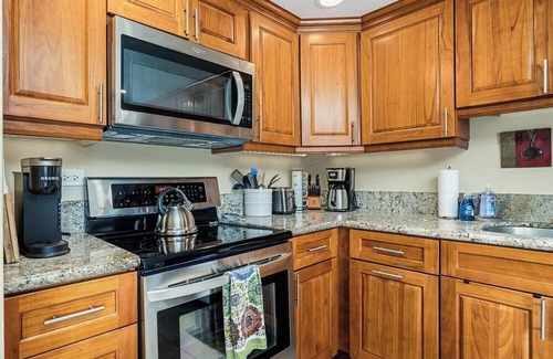 Historic Kailua Village Condominio | Kona Plaza 301, Ocean Views and Renovated