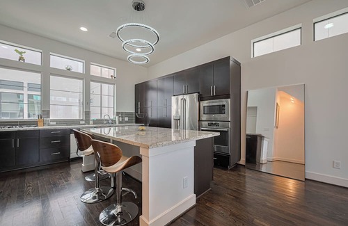 Washington Ave./ Memorial Park Casa | Luxury Downtown 3BR Gem W/ Skyline View - Lower Heights