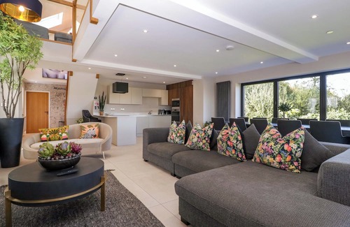 Pontyclun Cabaña | FOREST LODGE, family friendly, luxury holiday cottage in Pontyclun