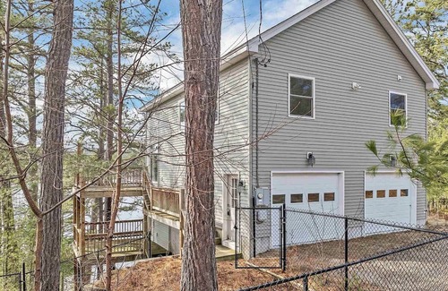 Freedom Casa | Freedom! Charming 3-bedroom house with Hot tub, private sandy beach and dock!