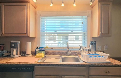 Hull Casa | The Ultimate Summer Getaway! Beach Cottage with Bay views, Wifi, & AC.