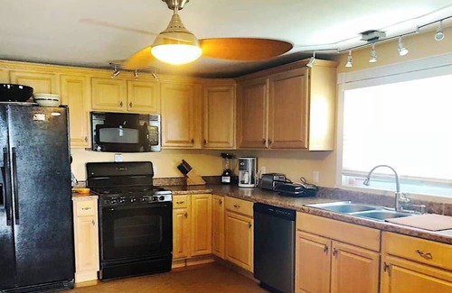 Hull Casa | The Ultimate Summer Getaway! Beach Cottage with Bay views, Wifi, & AC.