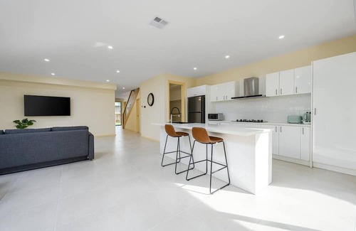 Westmeadows Casa | Westmeadow Breeze Skyline Stay – 8 Min to Airport