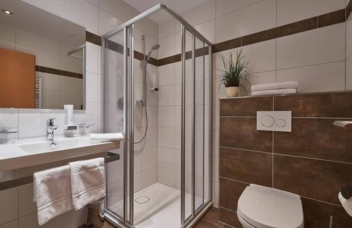 Rauris Cabaña | Multi-bed room, "Sonne" 3 persons, bath, WC, - Frühstückshotel Birkenhof