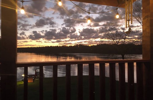 Dixie - Berryhill Apartamento | Lakefront Private Basement Suite in Charlotte with Spectacular Sunset Waterfront