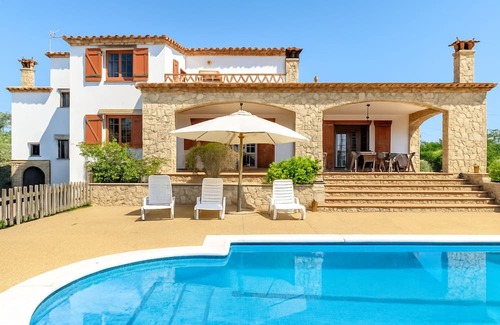 Can Carbonell Casa | Ca la Goyi: piscina, sala de juegos, petanca, futbolín, ping-pong...Todo en uno.