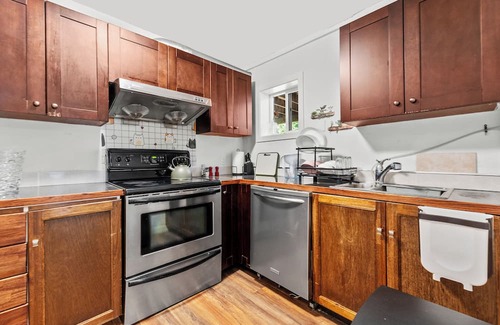 Surrey Casa | Cozy 2BR Suite Near White Rock Beach