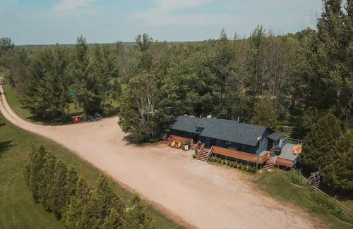 Miller Lake Casa | Renovated RV Near Tobermory & The Grotto