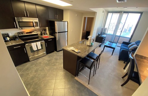 Aurora Highlands Apartamento | Pentagon City Apartment with tons of amenities, pool, fitness, and free parking!