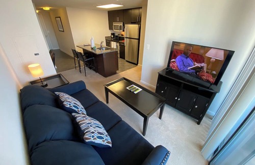Aurora Highlands Apartamento | Pentagon City Apartment with tons of amenities, pool, fitness, and free parking!