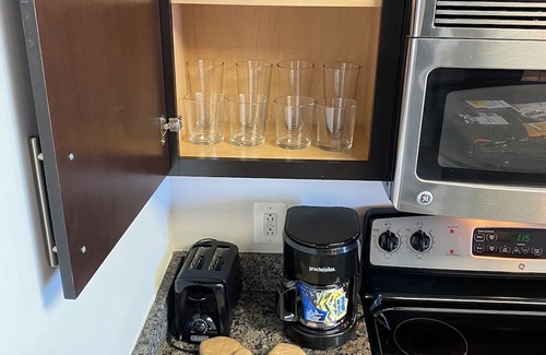 Aurora Highlands Apartamento | Pentagon City Apartment with tons of amenities, pool, fitness, and free parking!
