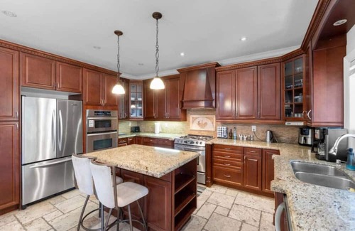Alderwood Casa | 4BR - 10 Min to Downtown & Airport - Gym/Pool Table