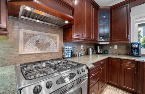 Alderwood Casa | 4BR - 10 Min to Downtown & Airport - Gym/Pool Table