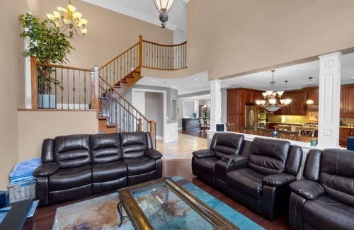Alderwood Casa | 4BR - 10 Min to Downtown & Airport - Gym/Pool Table