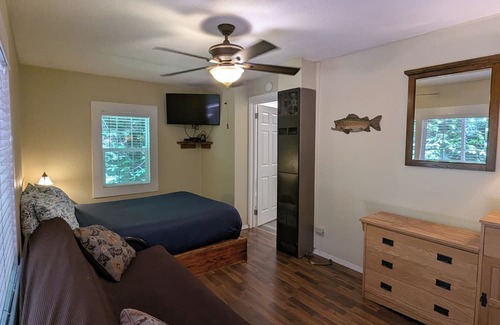 Klamath Cabina | Perfect home base for all things "Redwoods"! Space to park boat. Dog friendly.