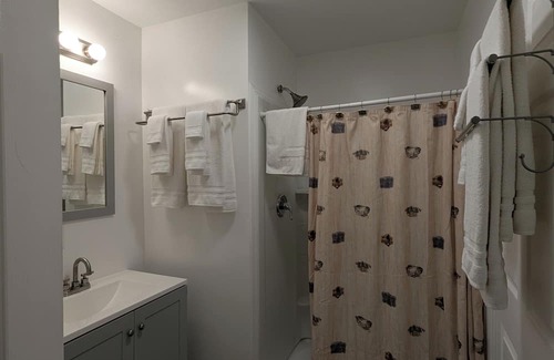 Klamath Cabina | Perfect home base for all things "Redwoods"! Space to park boat. Dog friendly.