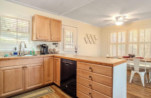 Beech Mountain Condominio | Walk to Slopes | Updated 2BR Retreat w/ Fireplace & Pet-Friendly