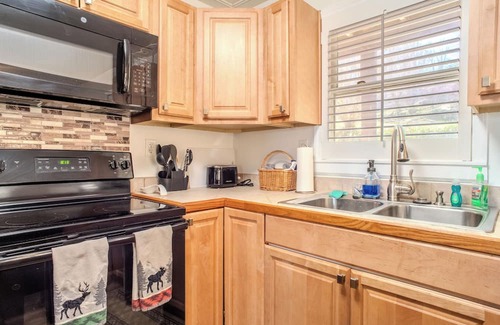 Beech Mountain Condominio | Walk to Slopes | Updated 2BR Retreat w/ Fireplace & Pet-Friendly