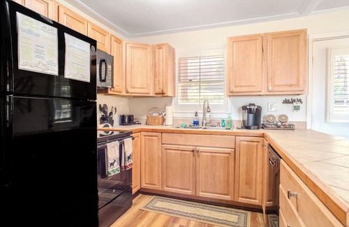 Beech Mountain Condominio | Walk to Slopes | Updated 2BR Retreat w/ Fireplace & Pet-Friendly