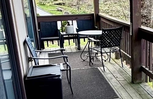 Beech Mountain Condominio | Walk to Slopes | Updated 2BR Retreat w/ Fireplace & Pet-Friendly