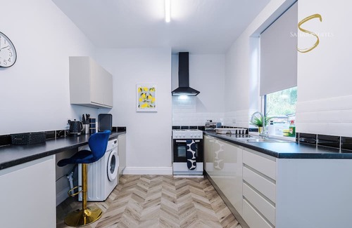 Salford Casa | Luxury 4BR Retreat | AO Arena & Quiet Salford Spot
