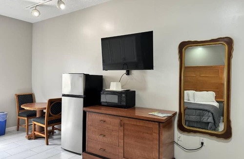 Wildwood Villa | Spacious 4-bedroom villa in awesome Wildwood with WiFi. All units combine