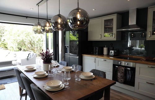 Earley Casa | Cosy Home; New Refurbished Home with Double Parking for Family's and Contractors