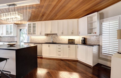 Sheridan Villa | Joyful Mansion with Charm Indoor