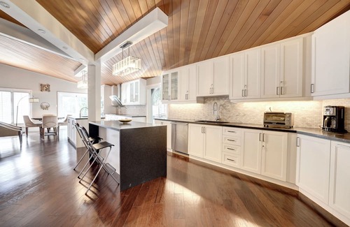Sheridan Villa | Joyful Mansion with Charm Indoor