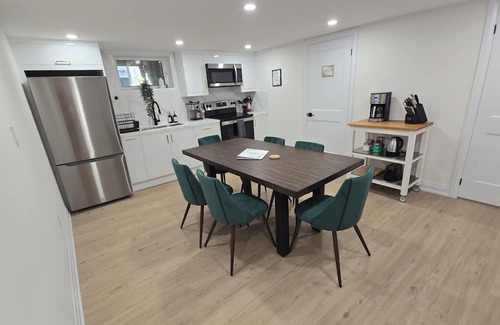 Aldershot Casa | Peaceful Tranquil Haven Queen Room Lower Level by the Lake, Shopping & Highway