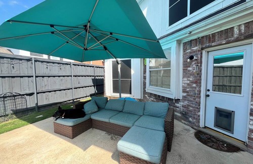 Rowlett Casa | Quiet guest room with WiFi, weightroom, and outdoor area.