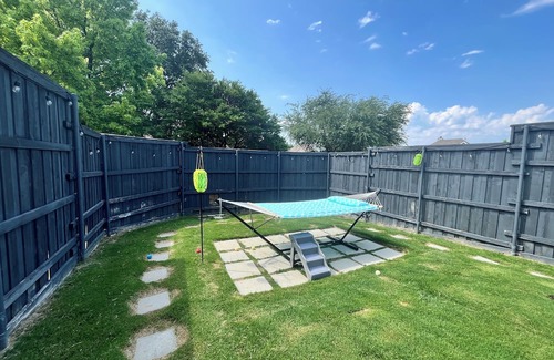 Rowlett Casa | Quiet guest room with WiFi, weightroom, and outdoor area.