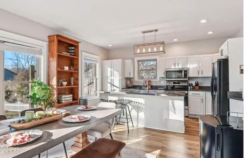 Shady Side Casa | Pet-Friendly 3-Bedroom Home with Private Pier – Perfect Waterfront Retreat!