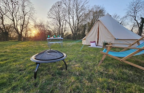 Howlett End Alquiler De RV | 5m Bell Tents-Glamping in picturesque 6 acre feld tucked away in the countryside