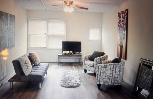 Anniston Casa | Deep stairs Loft with Wi-Fi, AC in charming Anniston