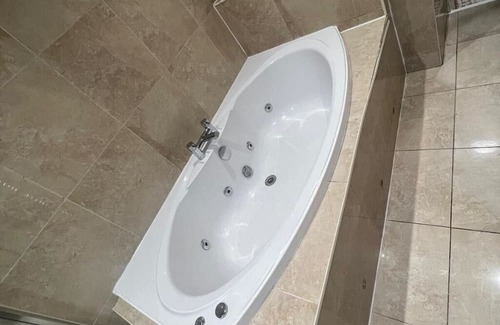 Clydach Casa | 4 Rooms, Private Parking