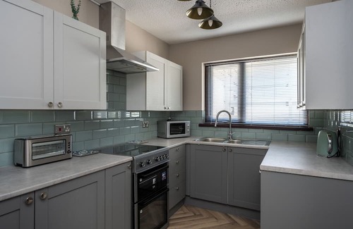 Llandarcy Casa | Parking, Garden, Stunning Views