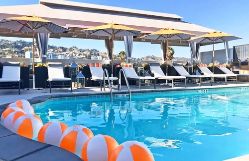Tri-West Apartamento | Modern Top Floor Unit w Balcony! | Pool, Gym, Tennis Court, Sauna, Pet-Friendly!