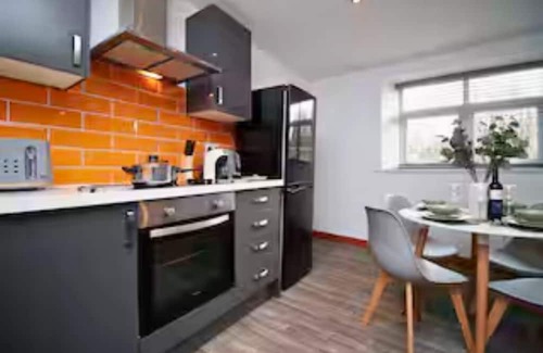 Uplands Apartamento | Fully Equipped Kitchen, Double room, Parking