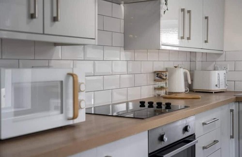 Cwmbrwla Casa | 3 Storey House, 2 Bathrooms, Smart Tv's all rooms!