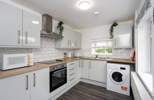 Cwmbrwla Casa | 3 Storey House, 2 Bathrooms, Smart Tv's all rooms!