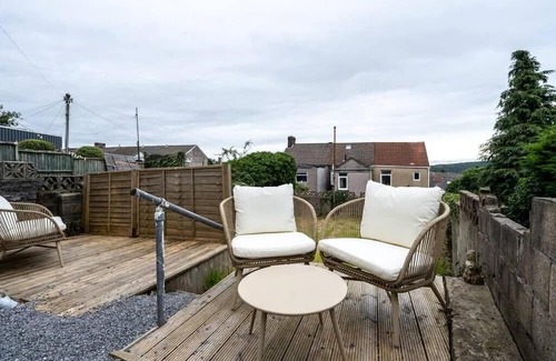 Cwmbrwla Casa | 3 Storey House, 2 Bathrooms, Smart Tv's all rooms!