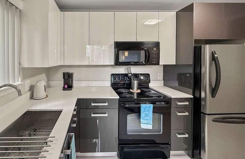 Novi Apartamento | Luxury 2BD | DT Novi | 3 Beds | Free Parking