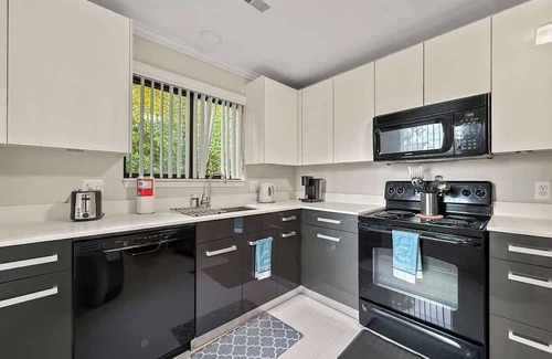 Novi Apartamento | Luxury 2BD | DT Novi | 3 Beds | Free Parking