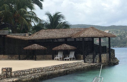 Discovery Bay Villa | Hillcrest Villa - Comfort of a Hotel/Privacy of a Home