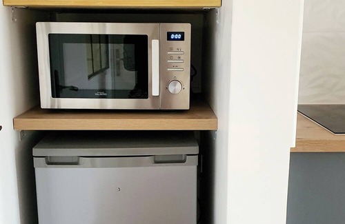 Saint-Genis-Laval Apartamento | Quiet, detached T2 apartment/10 min from Lyon Centre/Private car park/Terrace