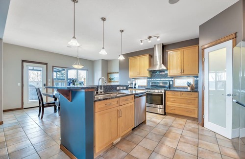 Chestermere Casa | Lake Chestermere /Exsecutive Home, 5BR, Sleep 9 /Golf Course /Near Calgary